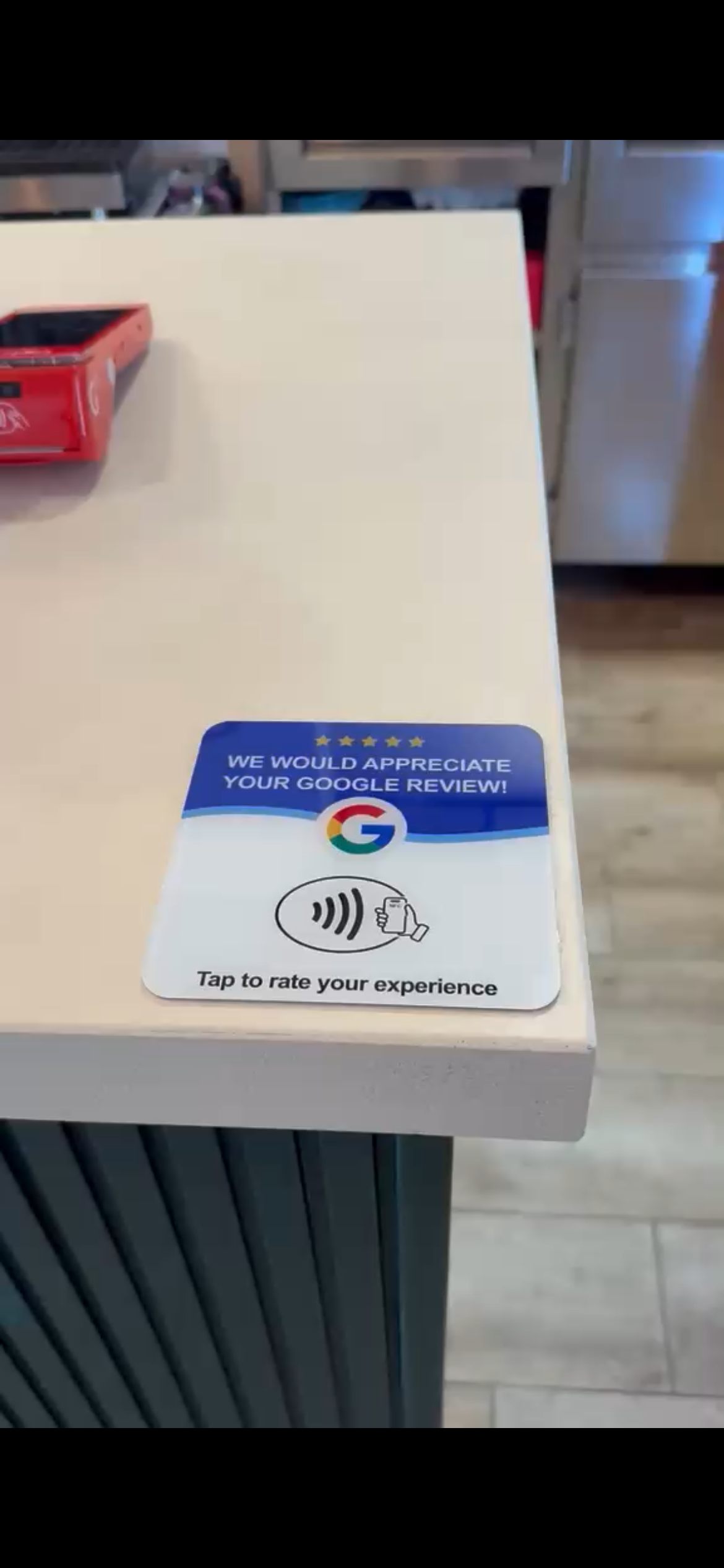 Tarjeta NFC ZoomREV instalada en el mostrador de Creperie Gala en Zaragoza